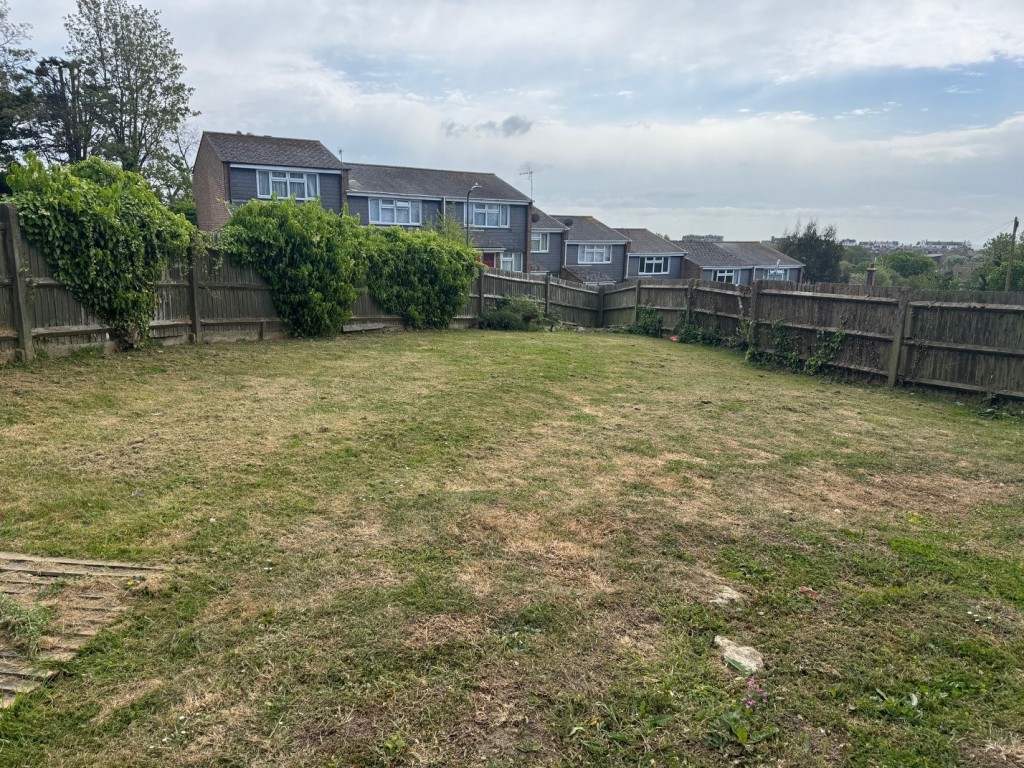 Lot: 132 - PERIOD FREEHOLD BLOCK OF SIX FLATS WITH OFF STREET PARKING - Hay House garden